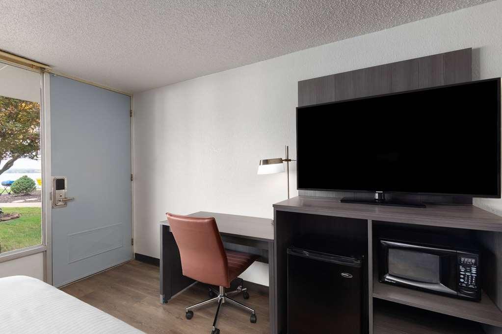 Super 8 By Wyndham Riverside Al الغرفة الصورة